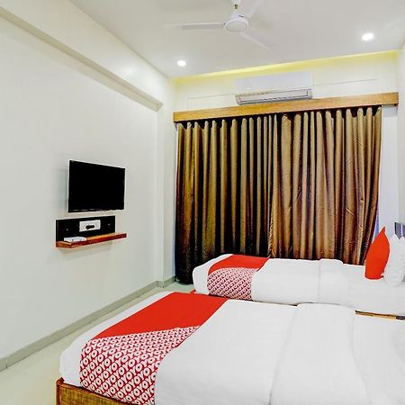 Oyo 77491 Hotel Shreenath Valsad Kültér fotó