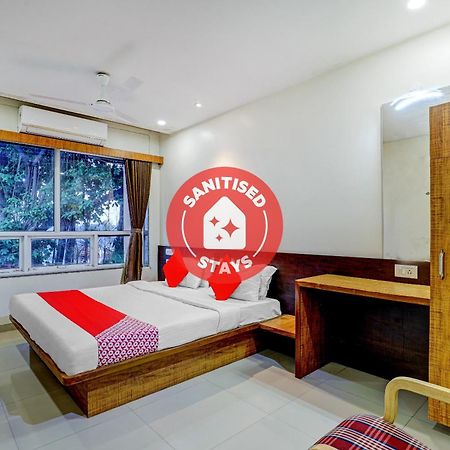 Oyo 77491 Hotel Shreenath Valsad Kültér fotó