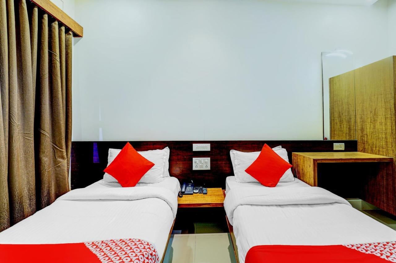 Oyo 77491 Hotel Shreenath Valsad Kültér fotó