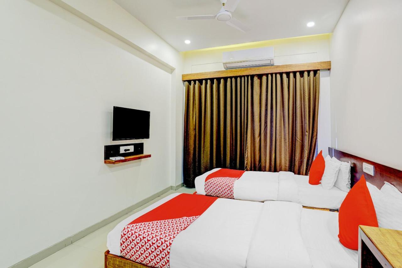 Oyo 77491 Hotel Shreenath Valsad Kültér fotó