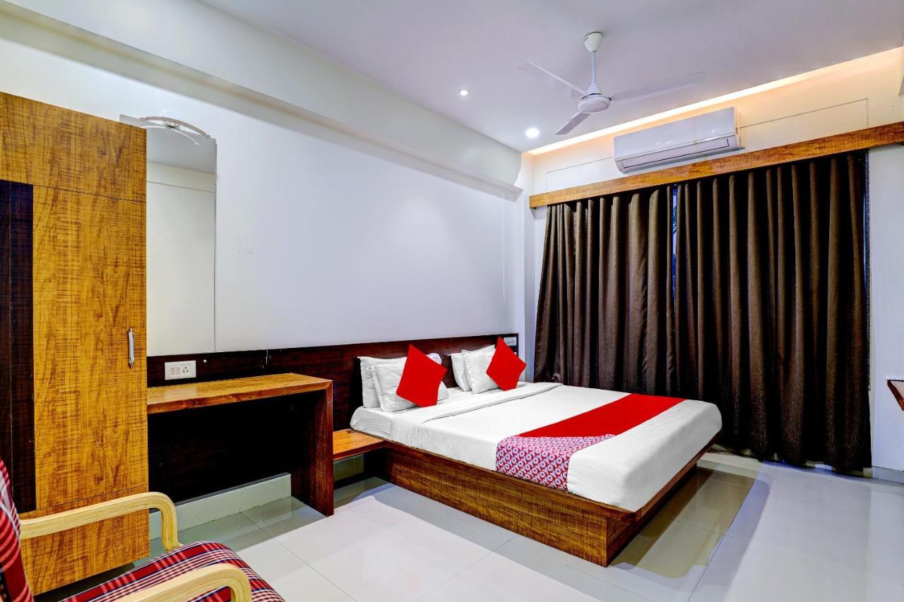 Oyo 77491 Hotel Shreenath Valsad Kültér fotó