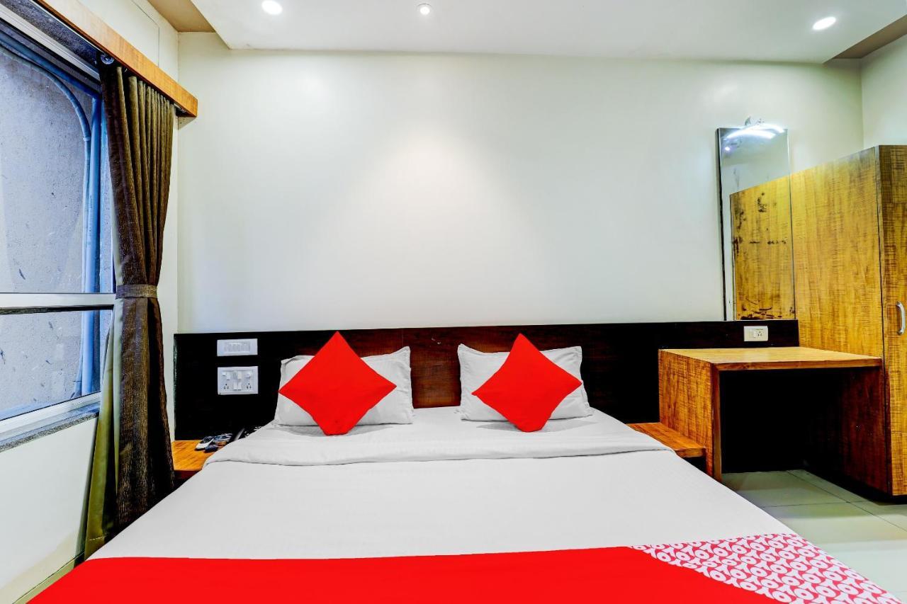 Oyo 77491 Hotel Shreenath Valsad Kültér fotó