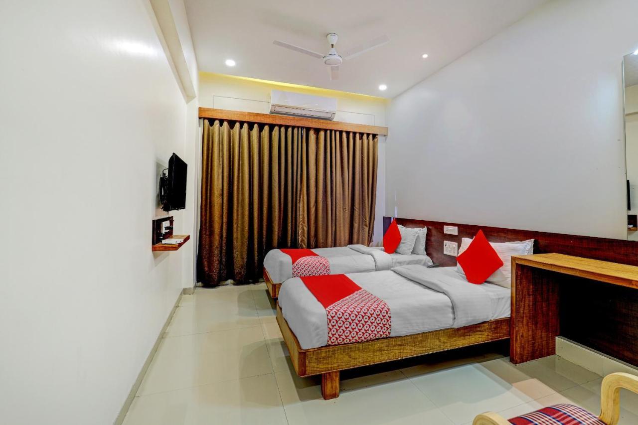 Oyo 77491 Hotel Shreenath Valsad Kültér fotó