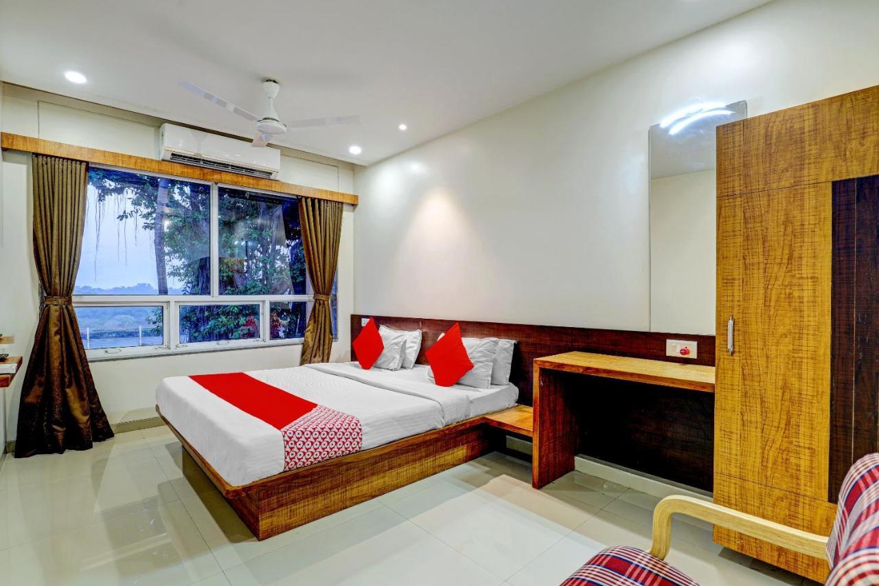 Oyo 77491 Hotel Shreenath Valsad Kültér fotó