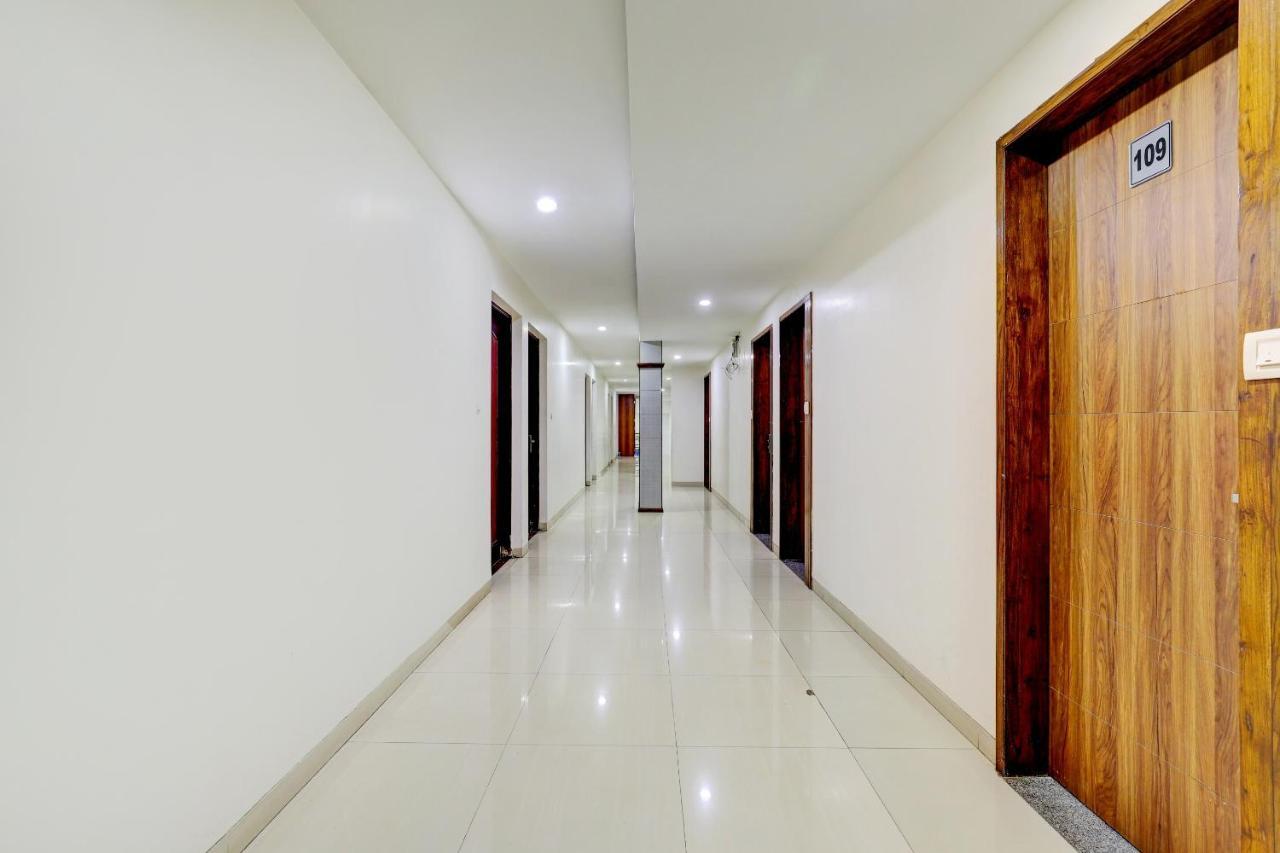 Oyo 77491 Hotel Shreenath Valsad Kültér fotó
