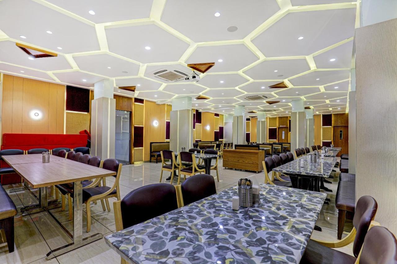 Oyo 77491 Hotel Shreenath Valsad Kültér fotó