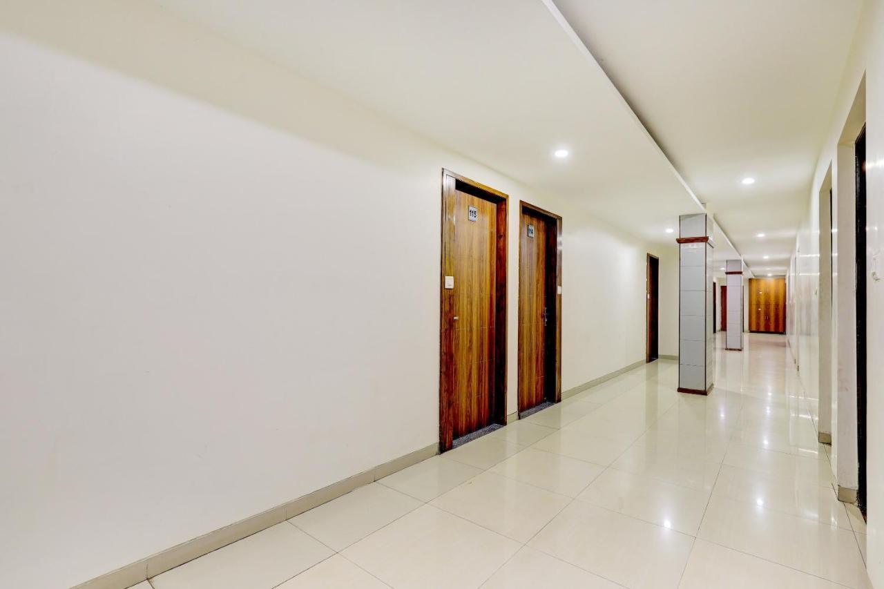 Oyo 77491 Hotel Shreenath Valsad Kültér fotó