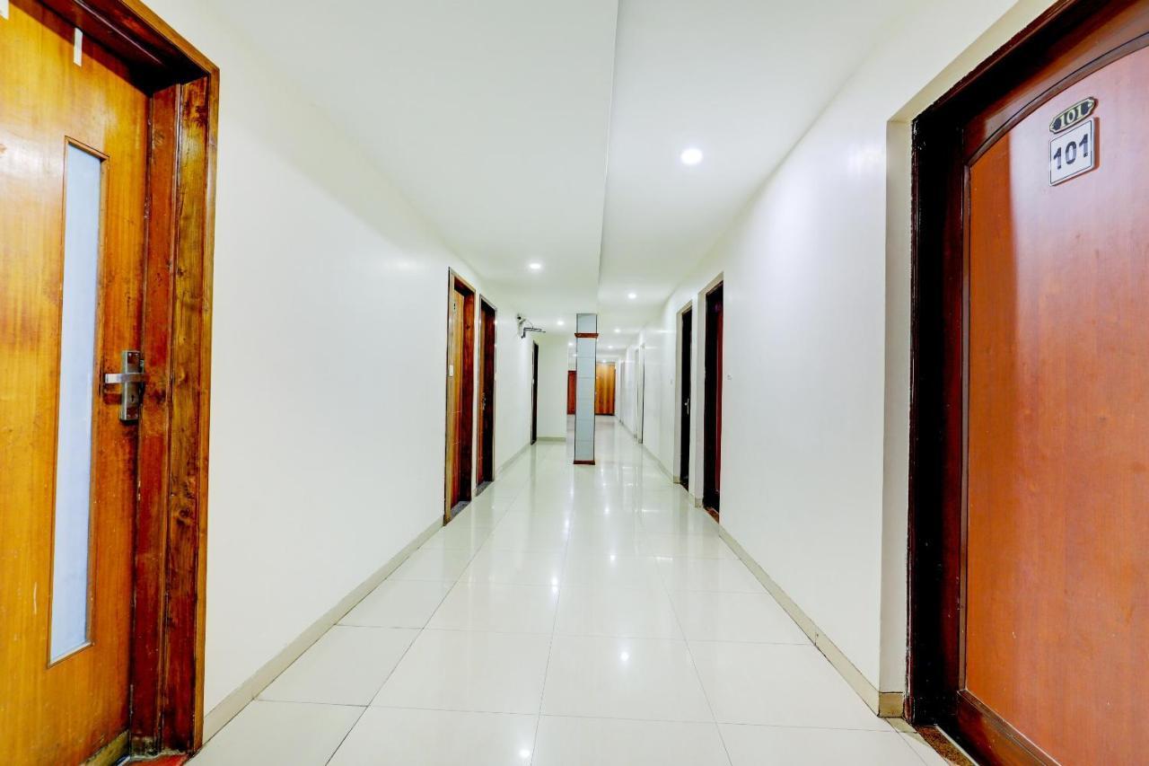 Oyo 77491 Hotel Shreenath Valsad Kültér fotó